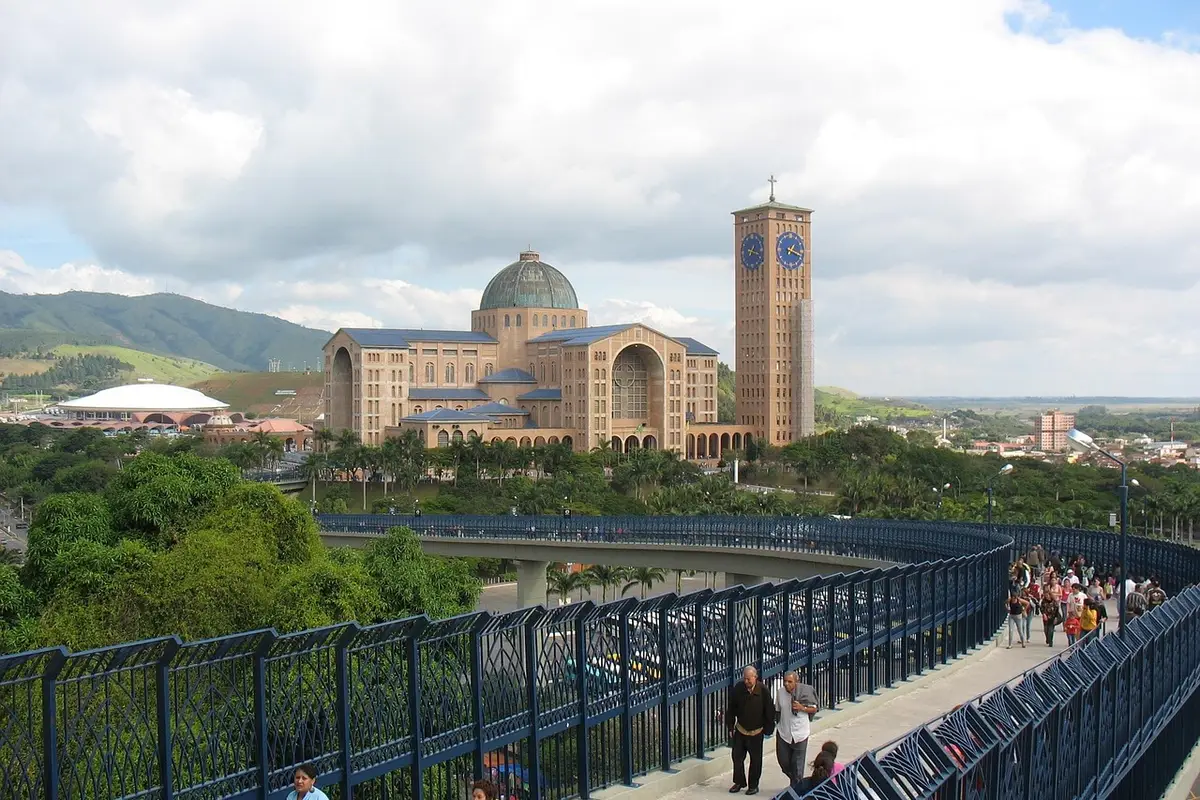 Basílica de Nossa Senhora Aparecida vista da Passarela da Fé, em Aparecida (SP)