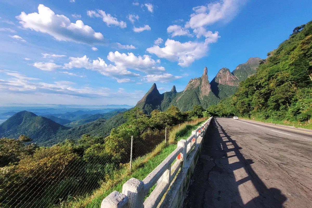 Rodovia na Serra dos Órgãos, com o Dedo de Deus ao fundo, no estado do Rio de Janeiro