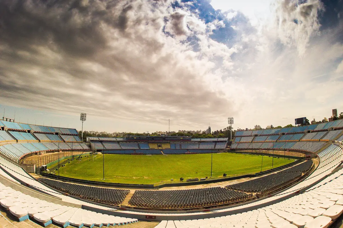 Arquibancadas e gramado do Estádio Centenario, em Montevidéu, sede da final da Libertadores 2026
