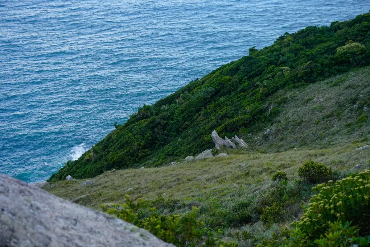 Baía e litoral de Florianópolis em dia ensolarado