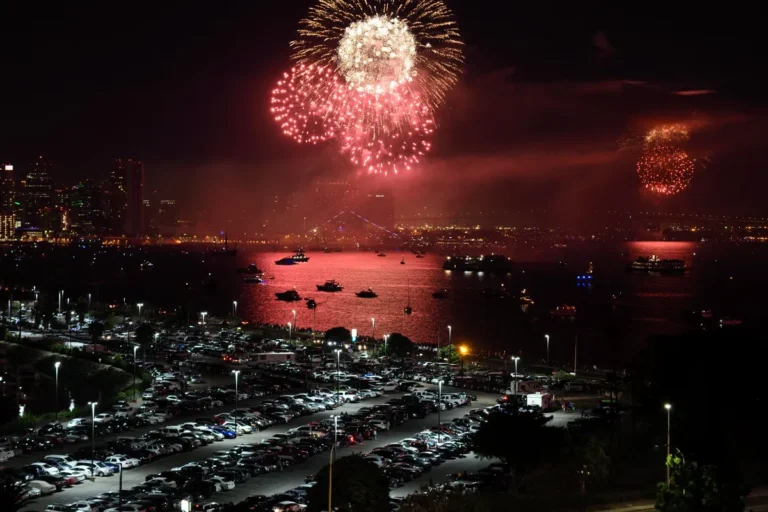 Fogos de artifício sobre a orla e a água em Miami durante uma celebração noturna
