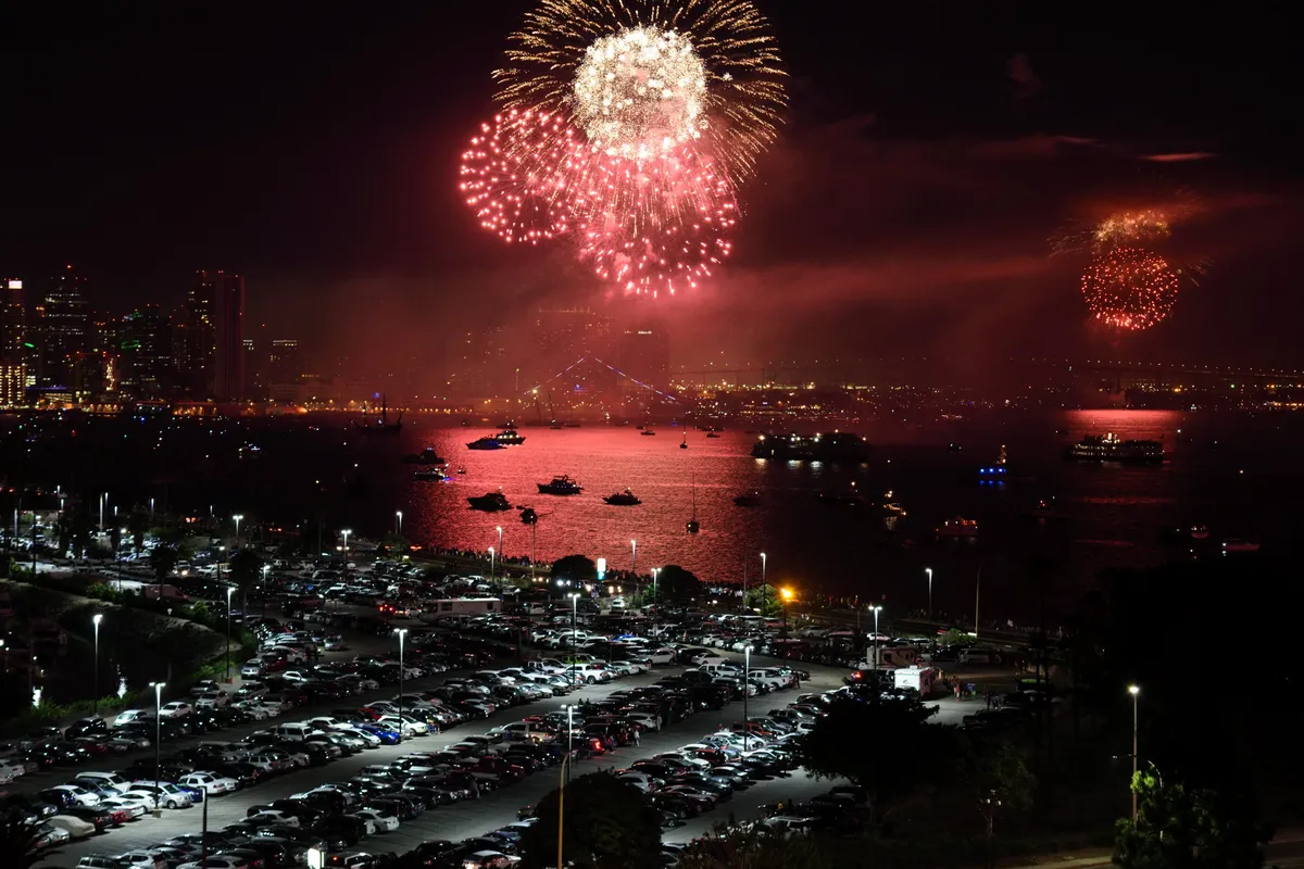 Fogos de artifício sobre a orla e a água em Miami durante uma celebração noturna