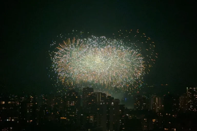 Fogos de artifício iluminando o céu na virada de ano no Rio de Janeiro