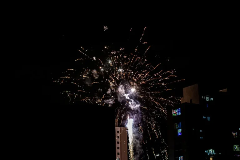 Fogos de artifício iluminando o céu na virada de ano na Costa do Sauípe