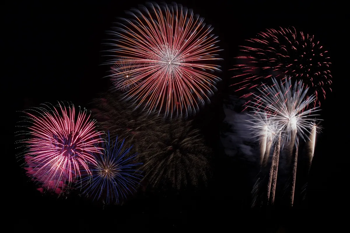 Fogos de artifício iluminam o céu no réveillon de Jericoacoara na virada do ano novo