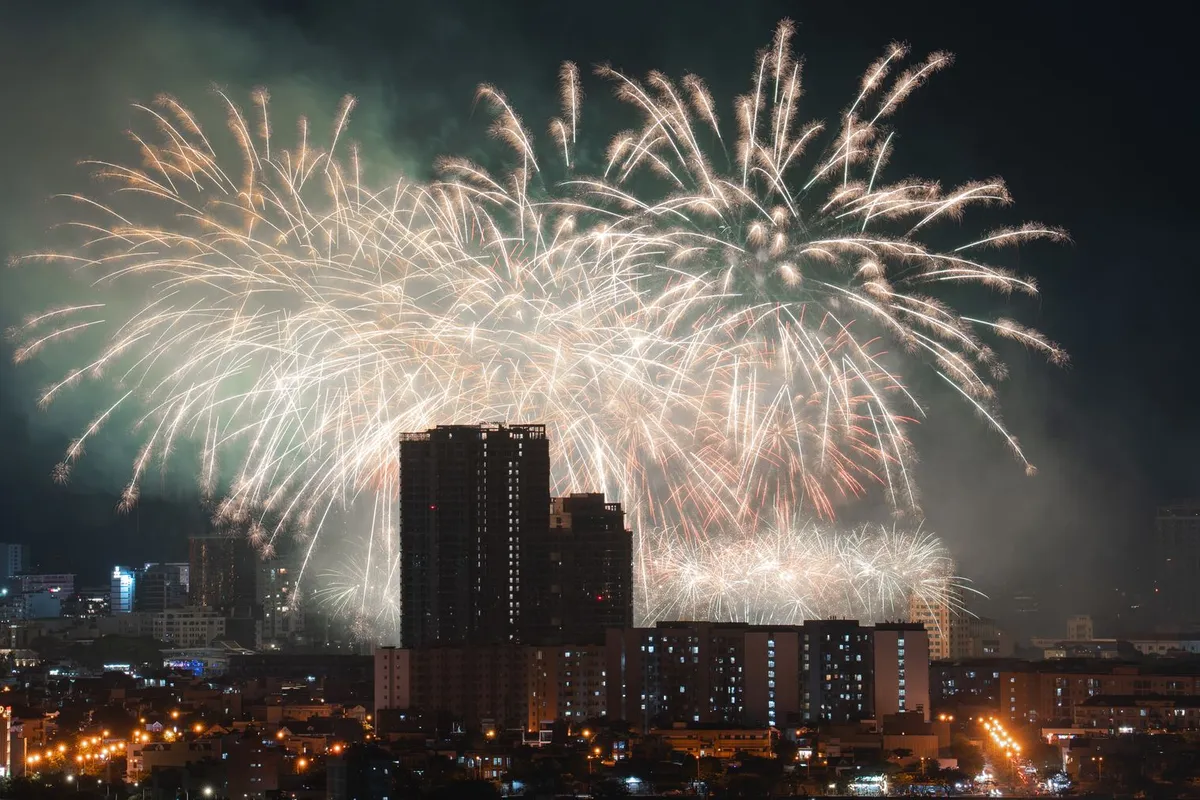 Fogos de artifício iluminam o céu de uma cidade na virada do ano