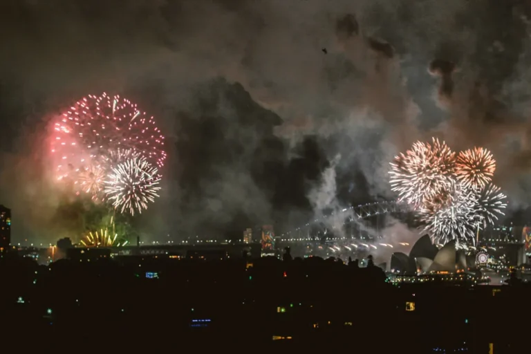 Fogos de artificio estourando sobre a Sydney Opera House durante o reveillon