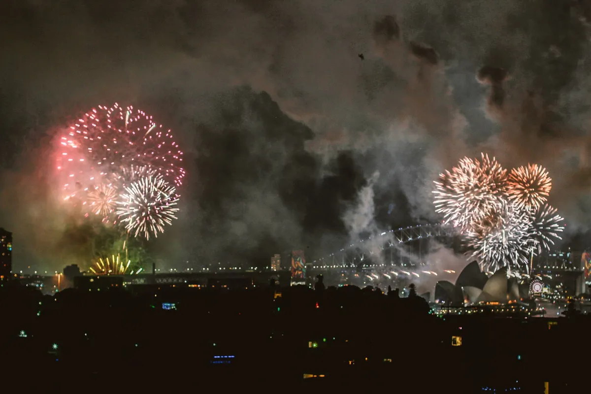 Fogos de artifício estourando sobre a Sydney Opera House durante o réveillon