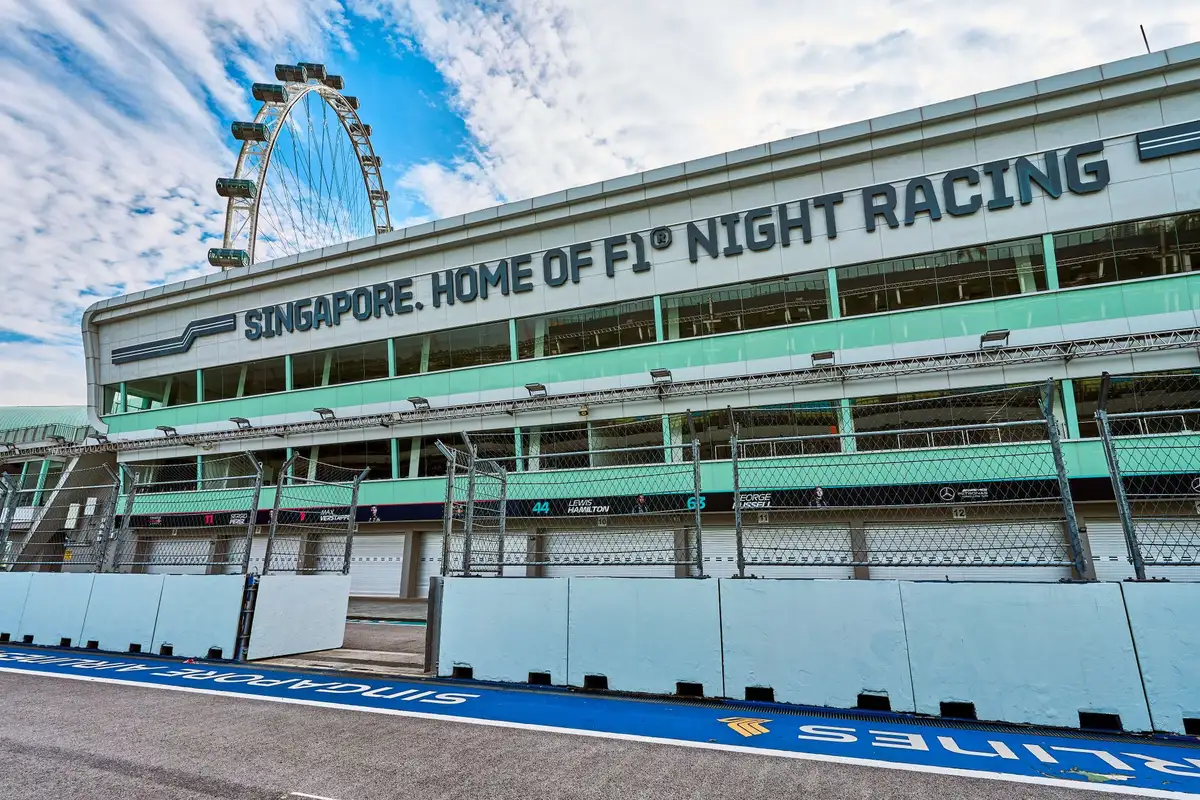 Prédio dos boxes do circuito de Singapura com letreiro Home of F1 Night Racing