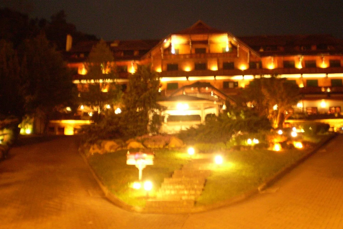 Hospedagem de arquitetura típica da Serra em Gramado, iluminada à noite