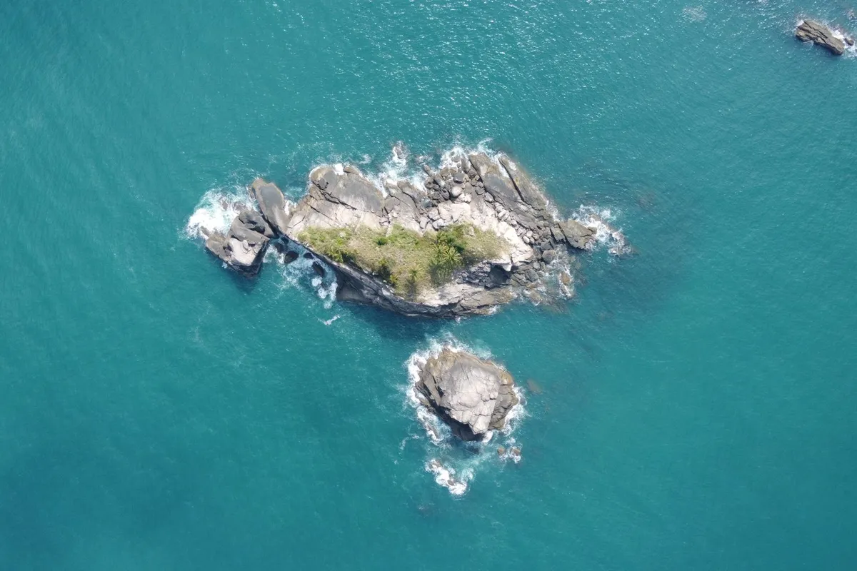 Vista aérea de ilha tropical, praias de Itamaracá para curtir na virada