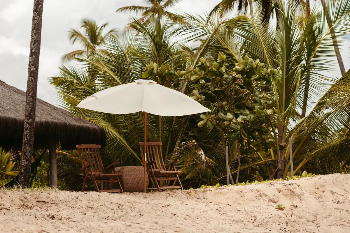 Praia tropical badalada com bares e quiosques em Ilhabela