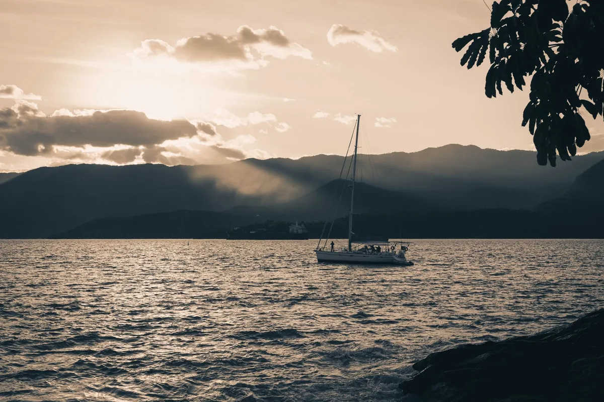 Veleiro navegando no mar de Ilhabela