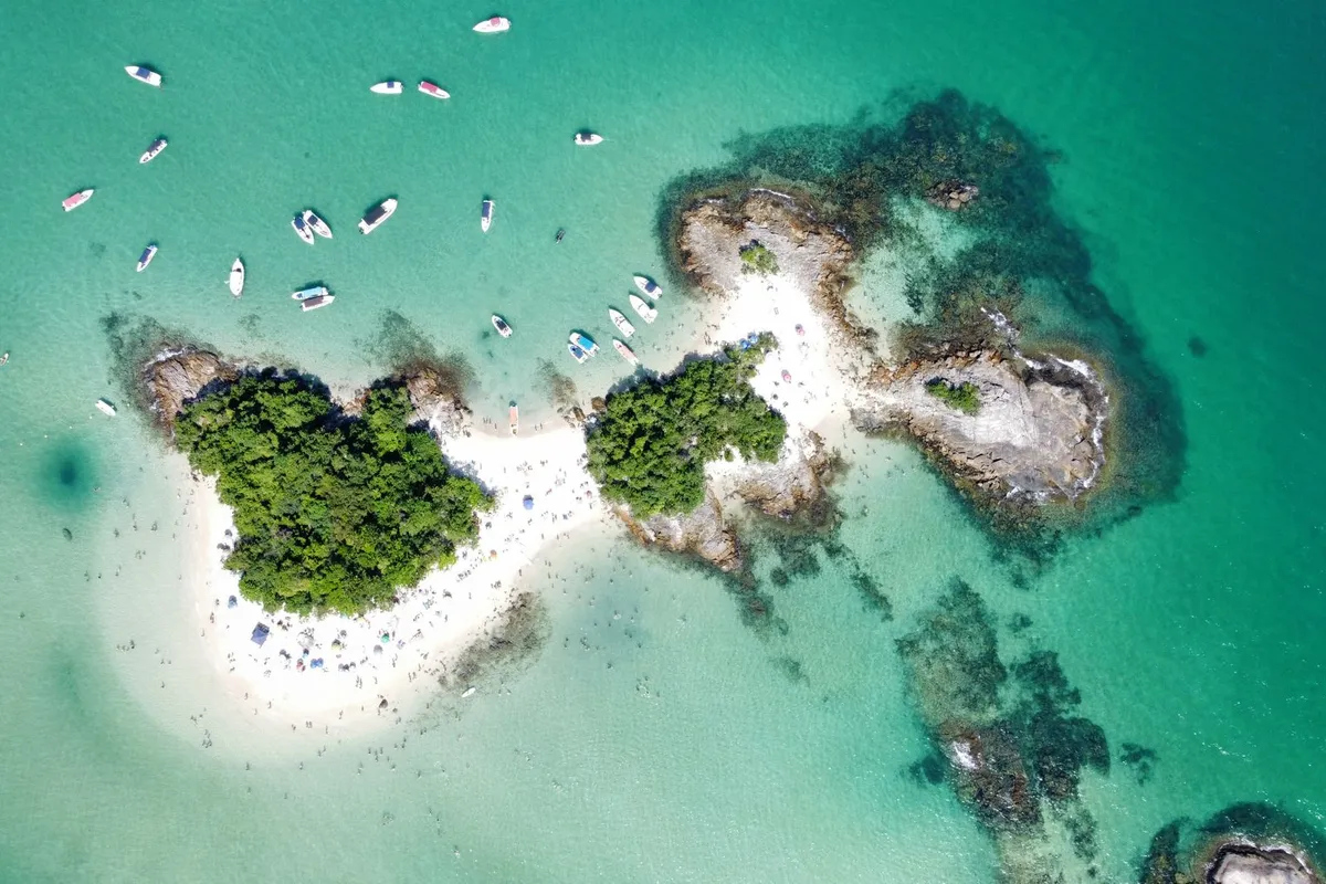 Barcos e ilhas na orla de Angra dos Reis no verão — paisagem que emoldura o réveillon