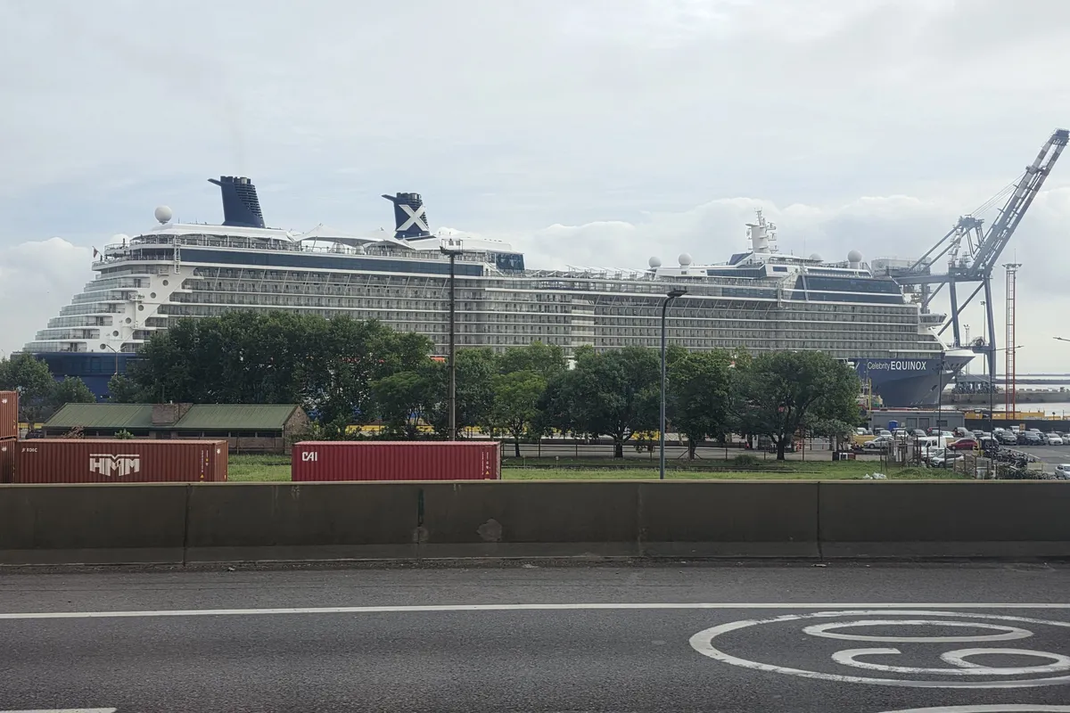 Navio no terminal de cruzeiros de Buenos Aires