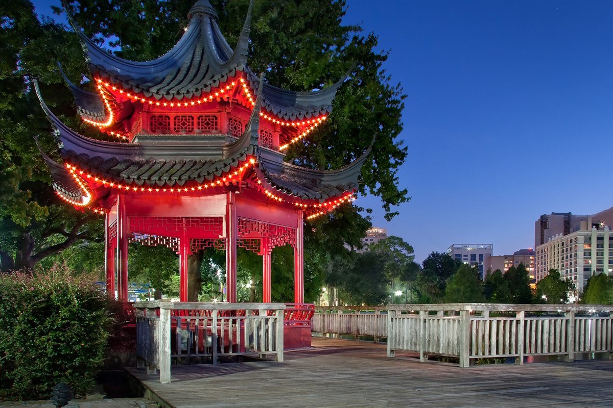 Pagoda iluminada no Lake Eola, em Orlando, ao anoitecer