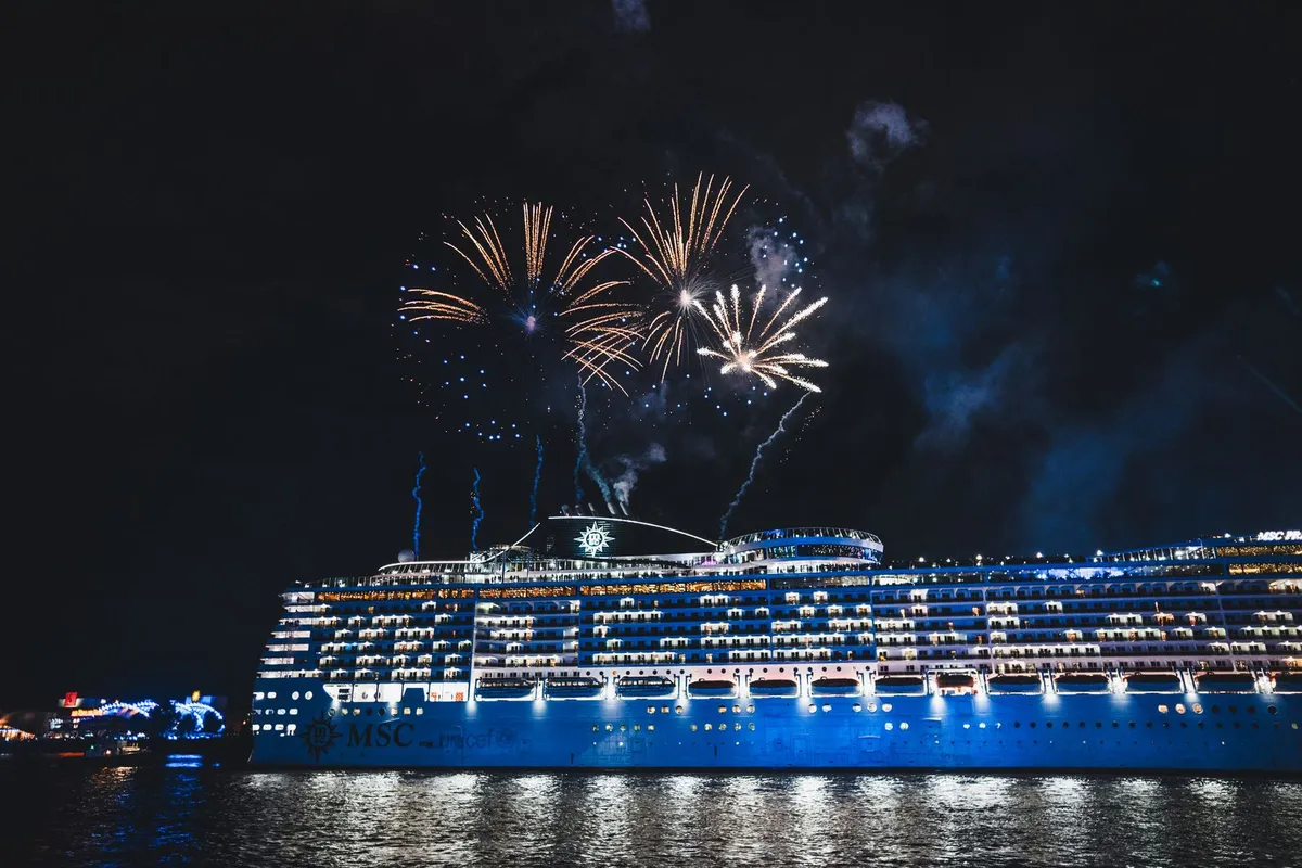 Navio iluminado com fogos de artifício