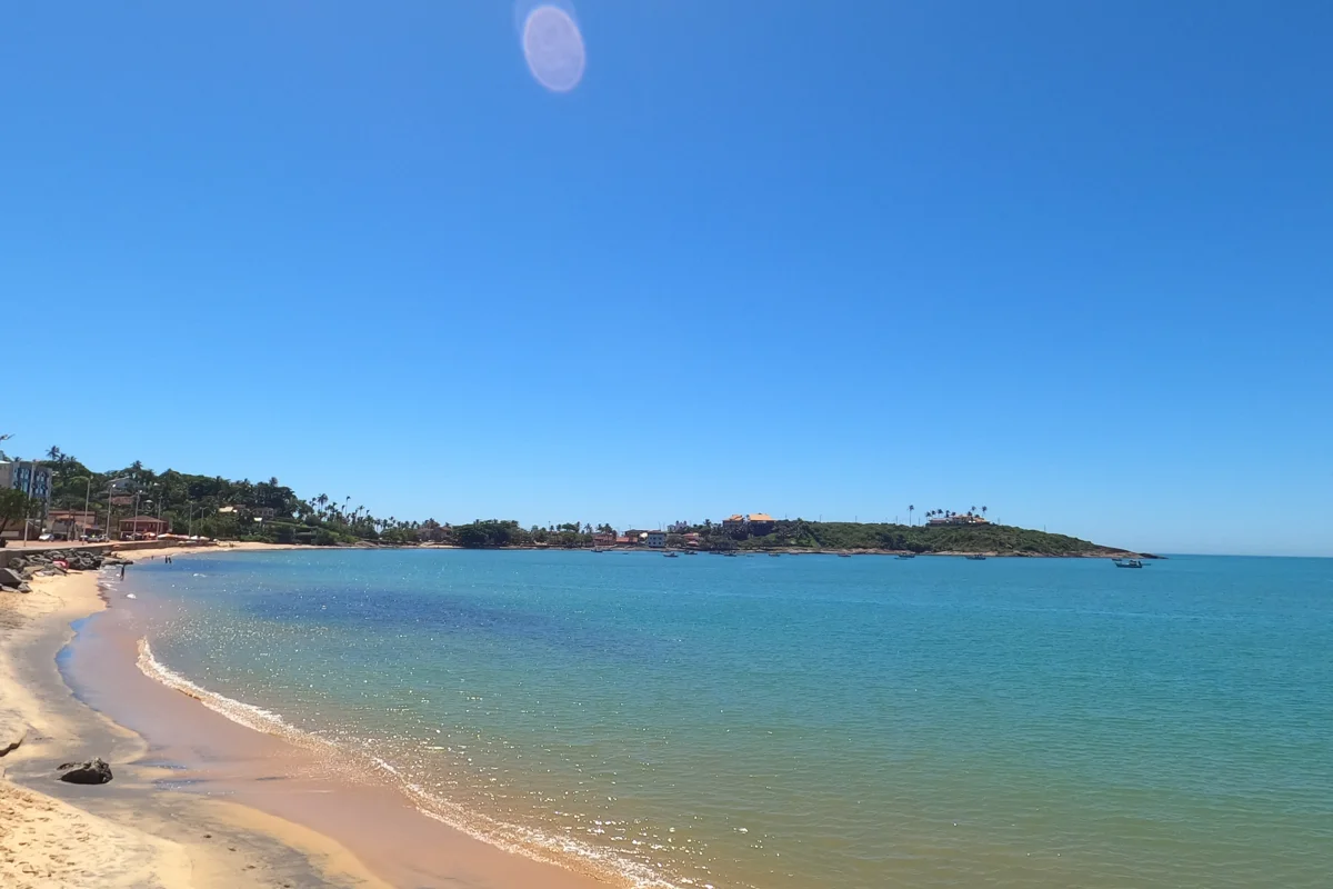 Praia de Meaípe e faixa de areia em Guarapari
