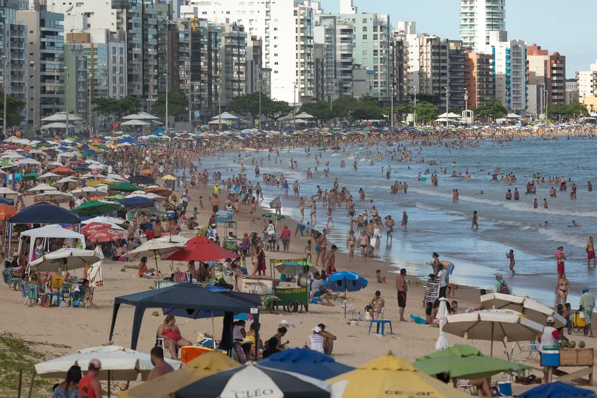 Orla e edifícios da Praia do Morro, em Guarapari