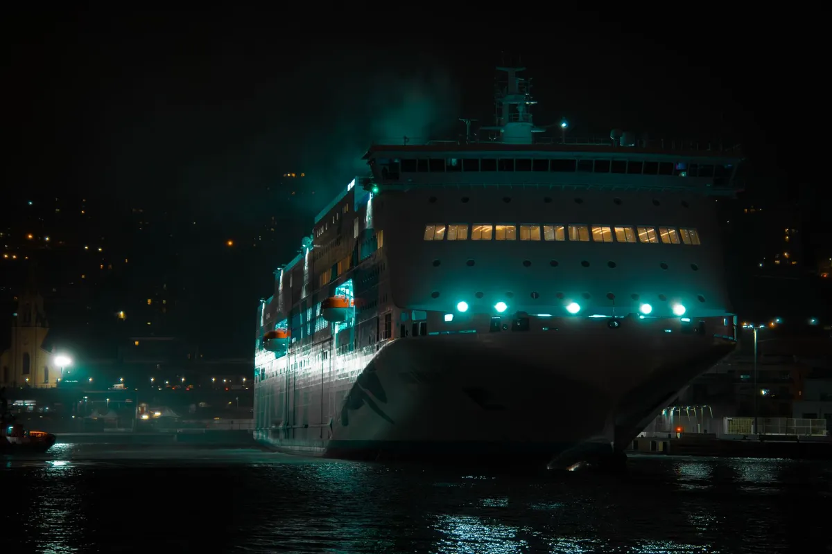 Navio de cruzeiro iluminado à noite durante viagem de réveillon