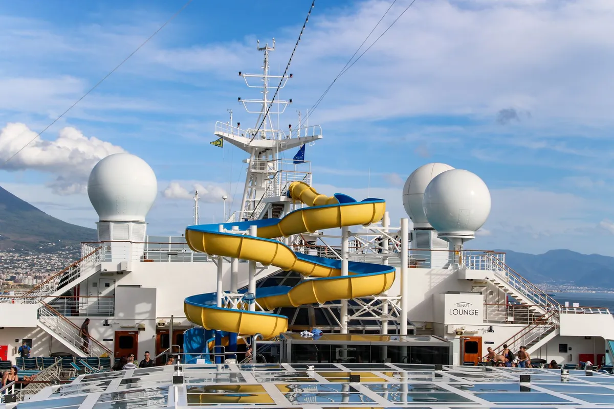 Toboáguas e área aquática em navio de cruzeiro, semelhante ao Forest Aqua Park do MSC Seaview
