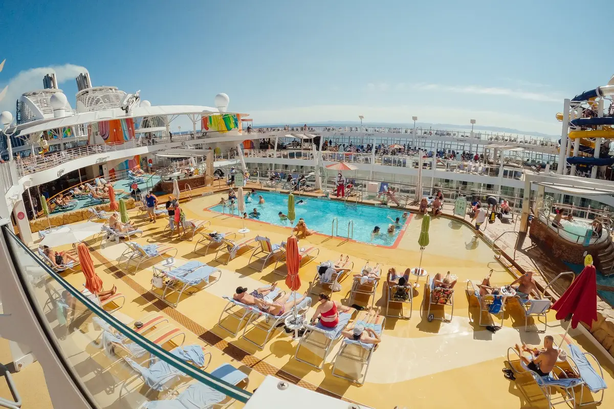 Piscina e deck ao ar livre em navio de cruzeiro, cenário típico do MSC Seaview no verão