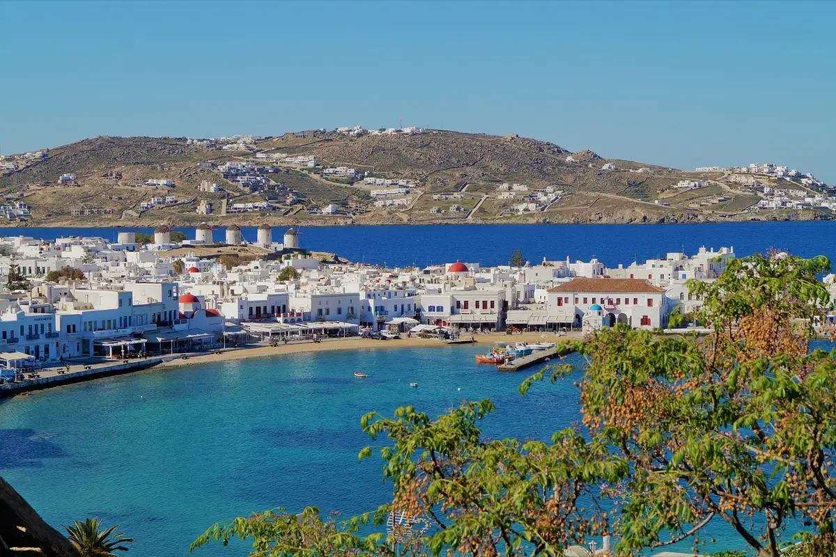 Mar Egeu com águas cristalinas próximo a Mykonos