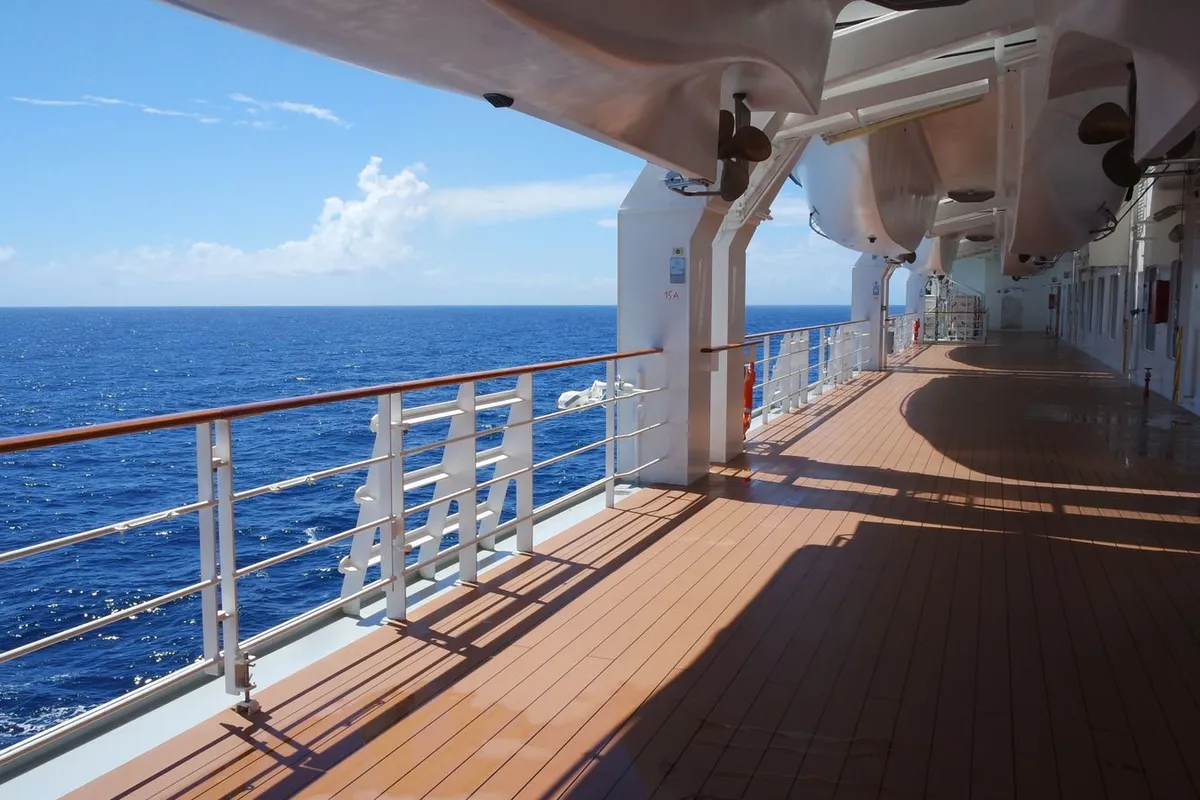 Deck externo de navio de cruzeiro com vista para o mar