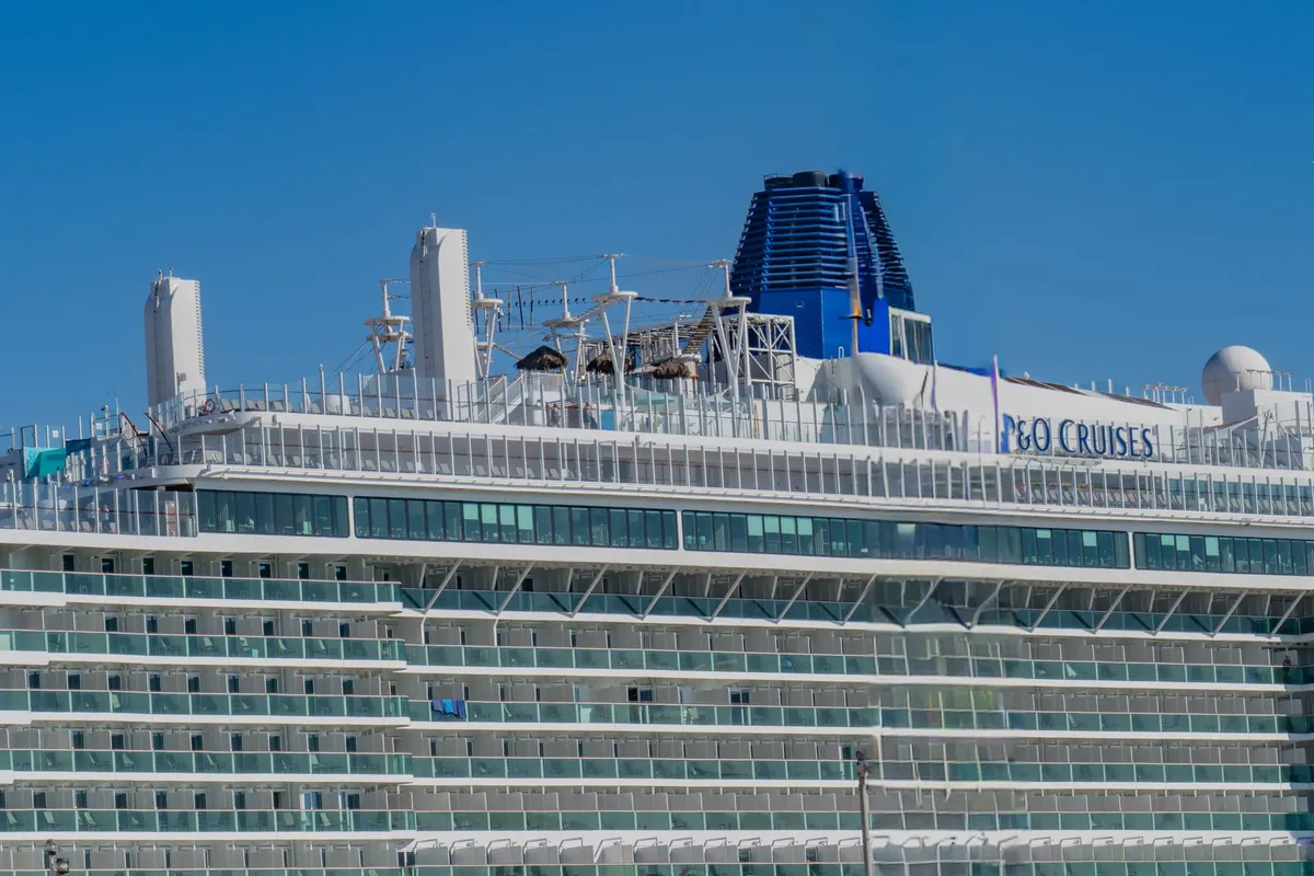 Navio de cruzeiro atracado em porto com céu claro