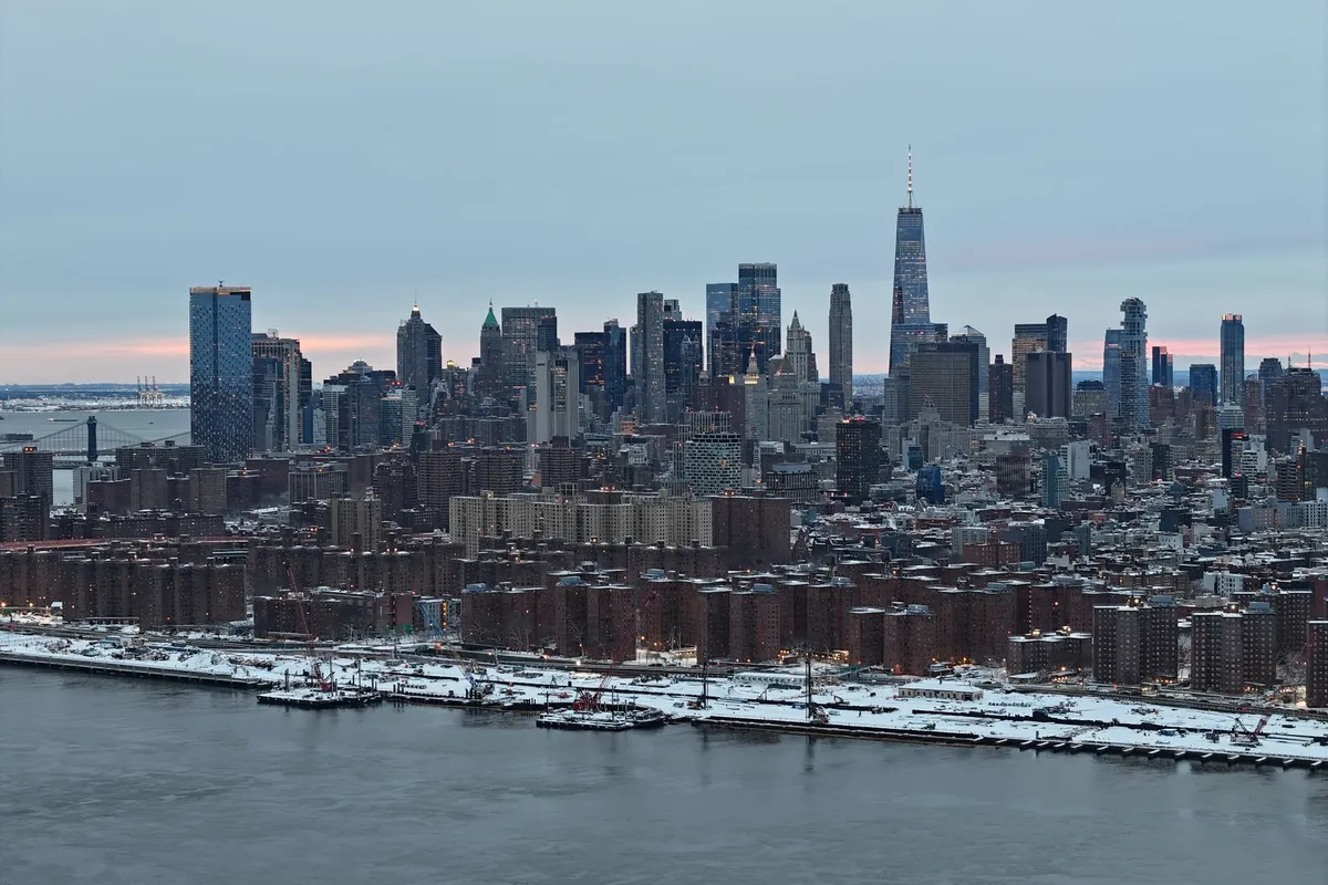 Vista aérea de Nova York coberta de neve no inverno