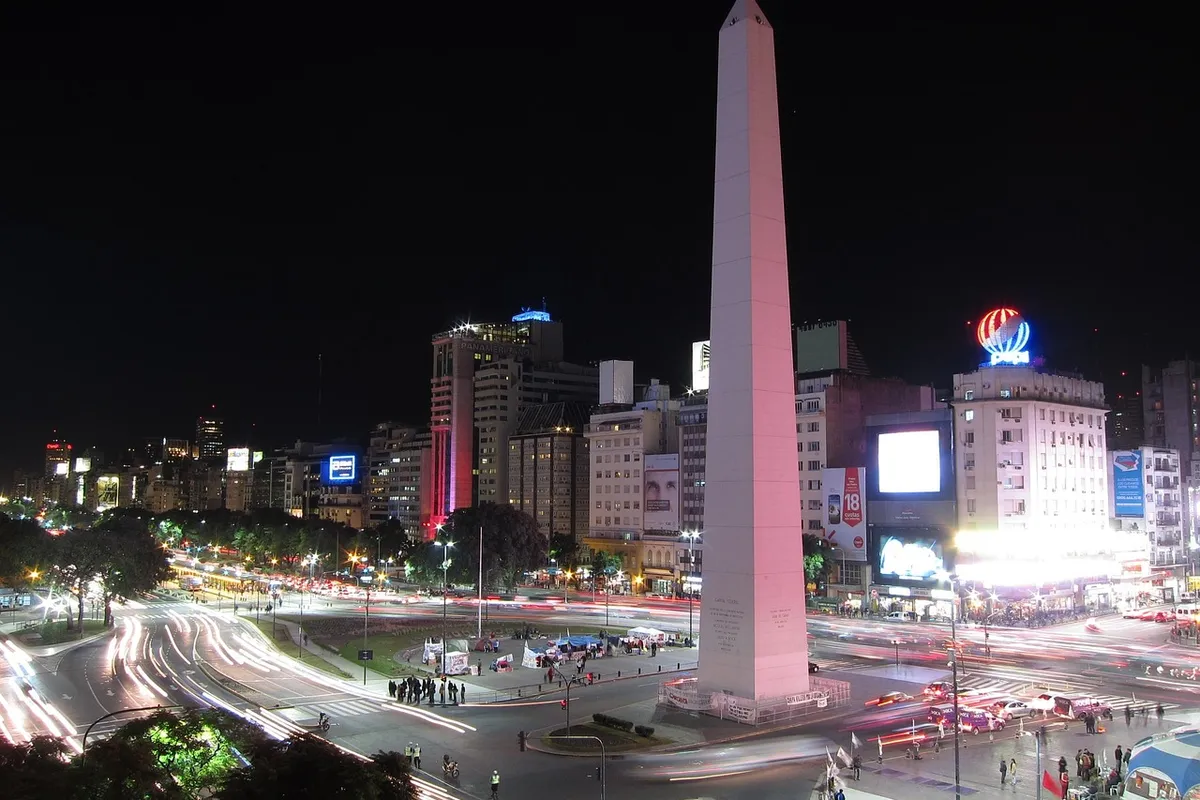 Obelisco de Buenos Aires e Avenida 9 de Julio iluminados à noite