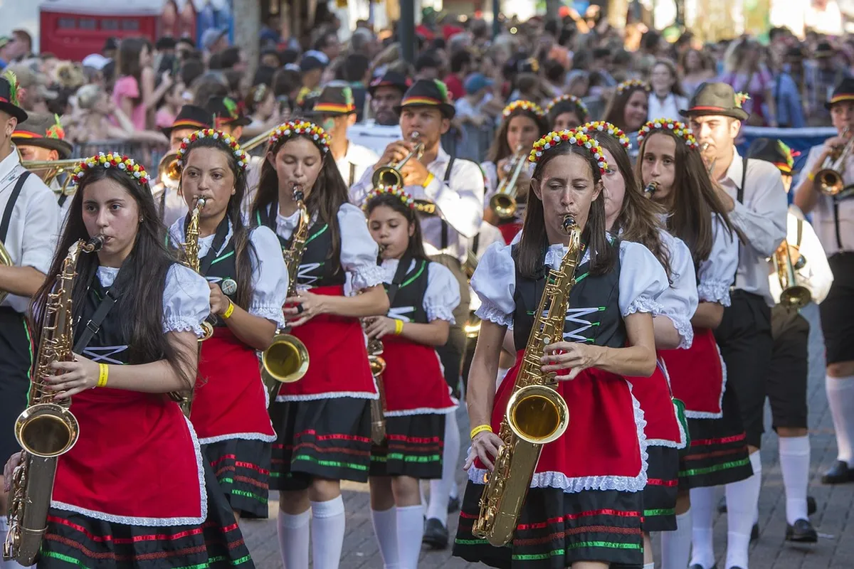 Banda en desfile de la Oktoberfest Blumenau