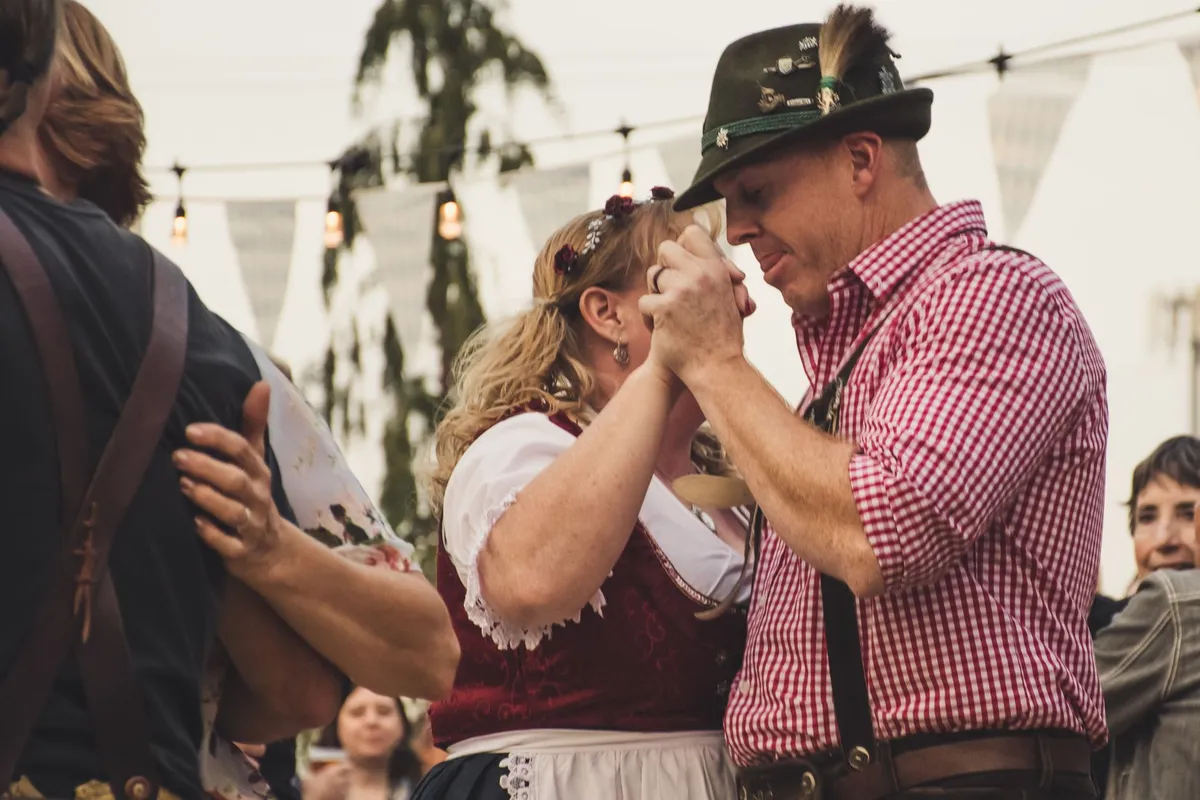 Dança típica alemã durante a Oktoberfest de Blumenau SC