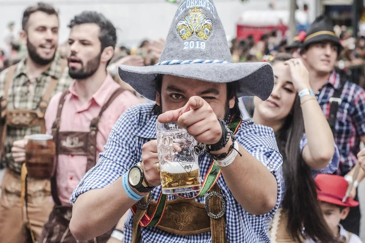 Desfile da Oktoberfest Blumenau com público e trajes típicos