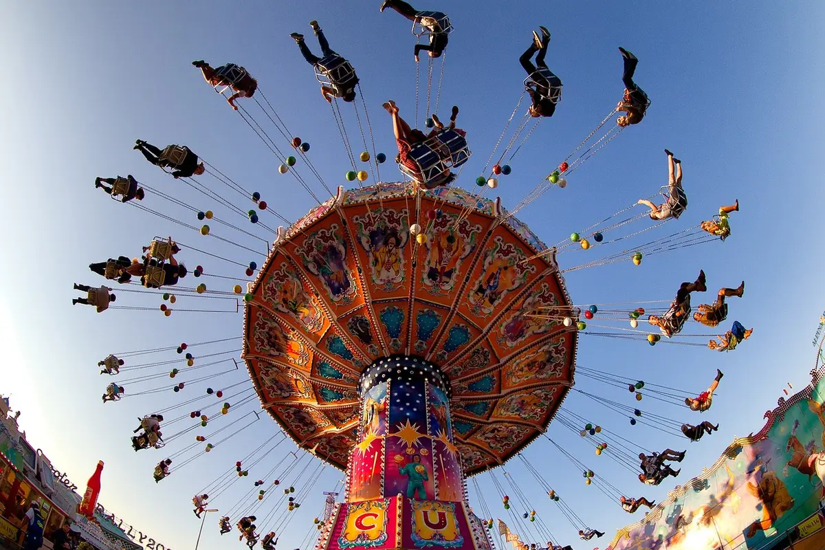 Parque de diversões e barracas iluminadas durante festival Oktoberfest