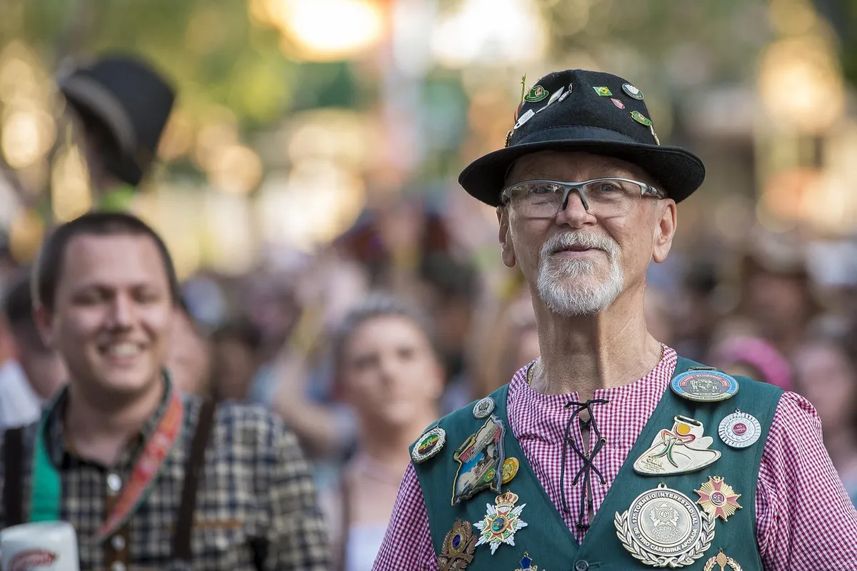 Personaje con traje típico en la Oktoberfest Blumenau