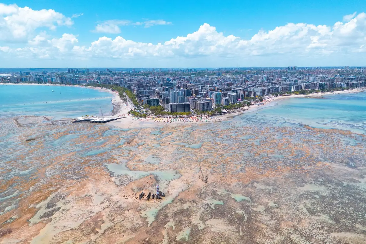 Orla com quiosques e coqueiros no litoral de Alagoas