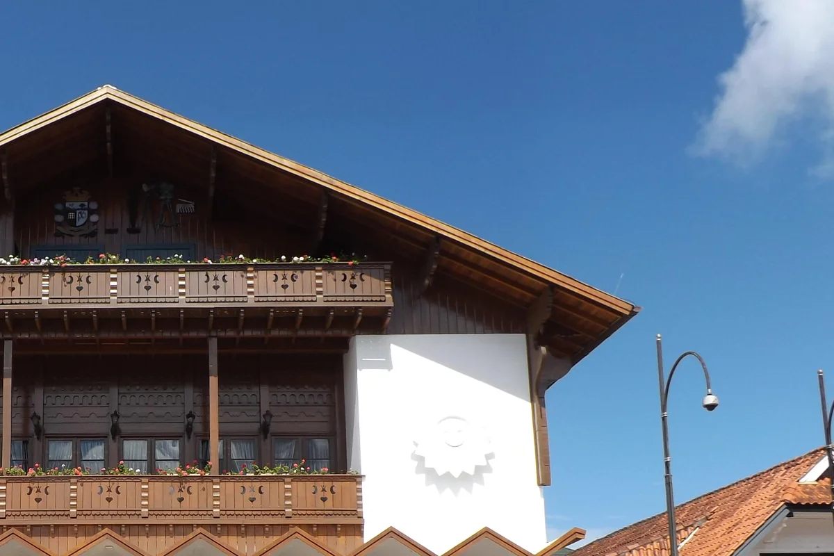 Detalhe da fachada de madeira e sacadas do Palácio dos Festivais, em Gramado