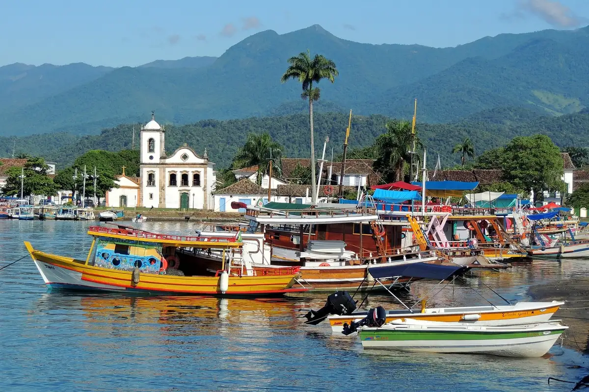 Ruas de pedra do centro histórico de Paraty à noite