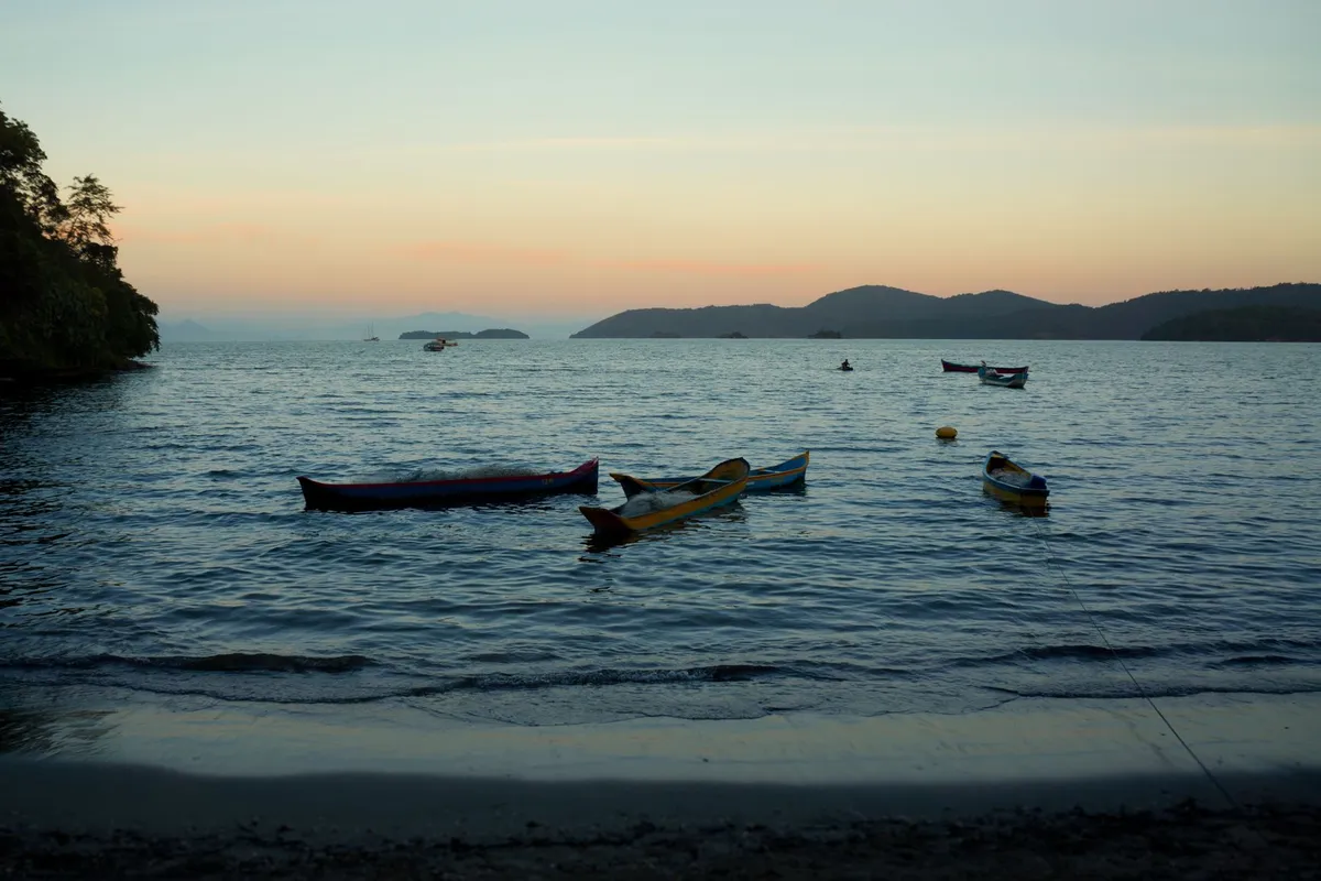 Barcos na Praia do Pontal em Paraty ao entardecer