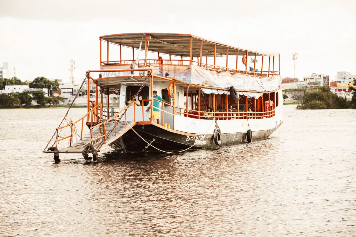 Passeio de barco por um rio do Pantanal ao entardecer