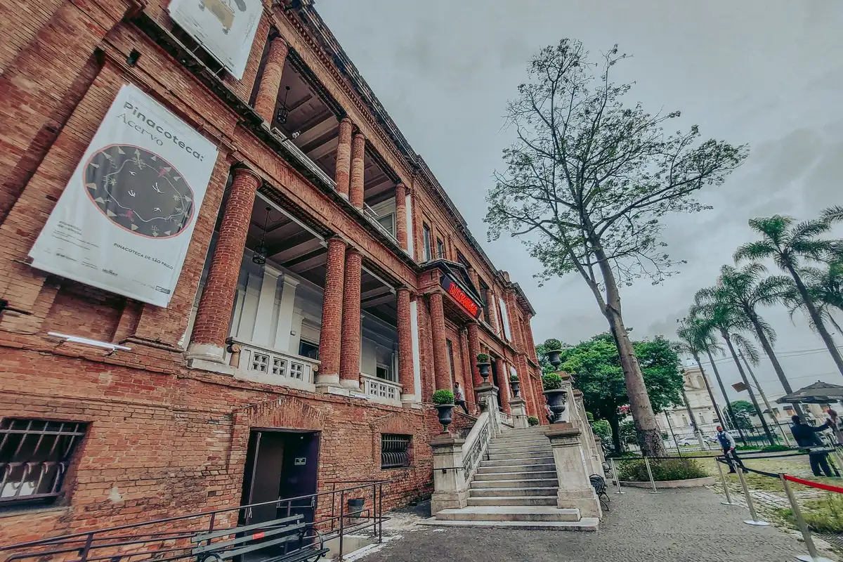Fachada histórica da Pina Luz, uma das unidades da Pinacoteca de São Paulo