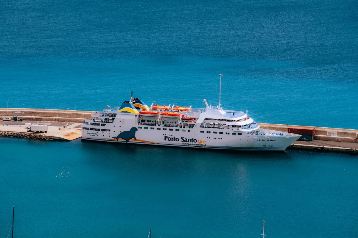Navio de cruzeiro atracado antes do embarque em Santos