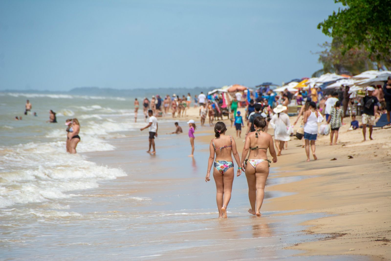 Praia movimentada de Porto Seguro durante o dia