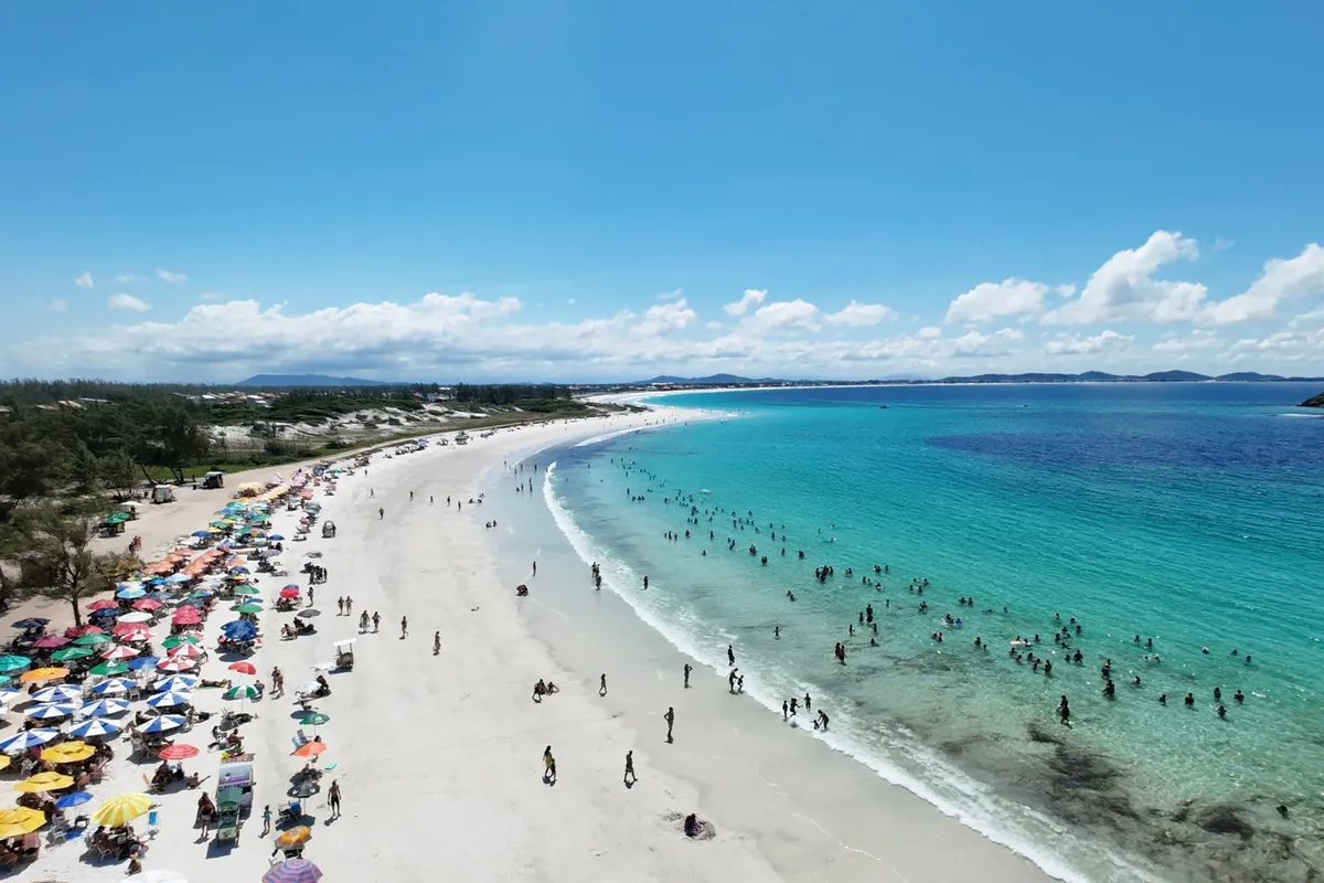 Vista aérea da praia de Cabo Frio em dia de verão, litoral do Rio de Janeiro