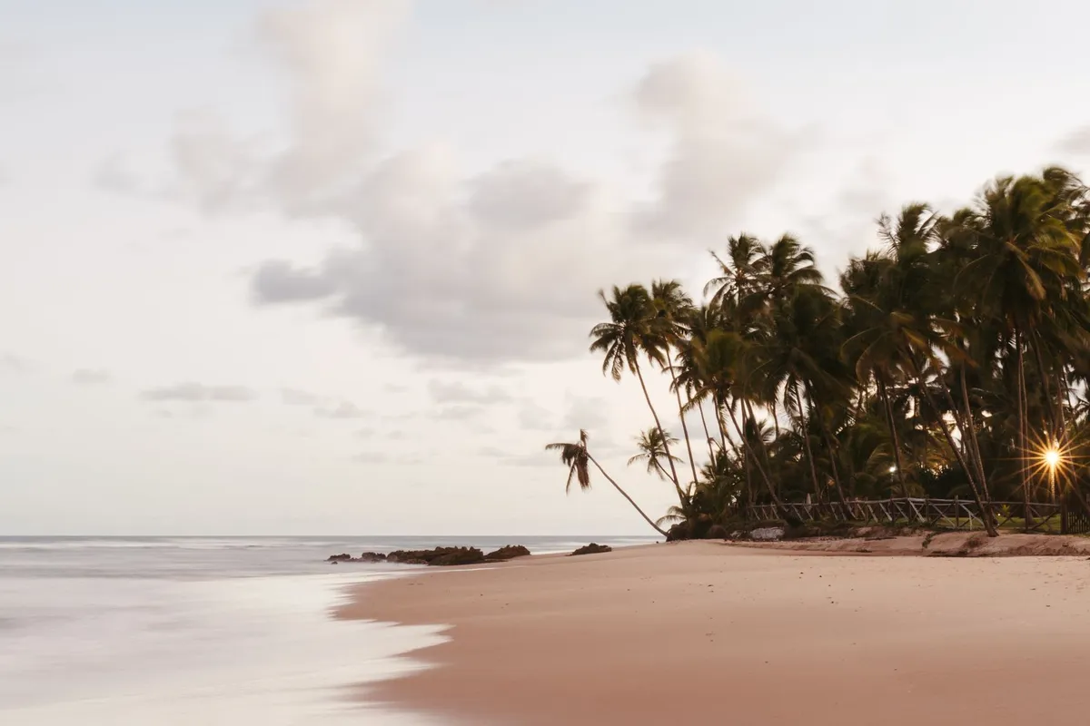Praia tropical ao entardecer na Costa do Sauípe