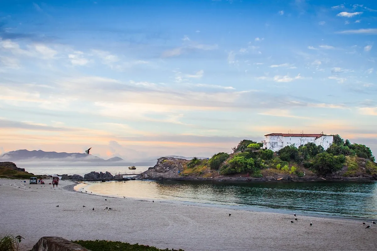 Praia do Forte de Cabo Frio ao entardecer, palco principal do réveillon