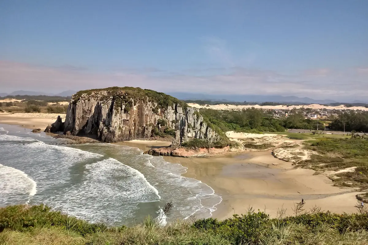 Praia da Guarita e falésias em Torres no Rio Grande do Sul