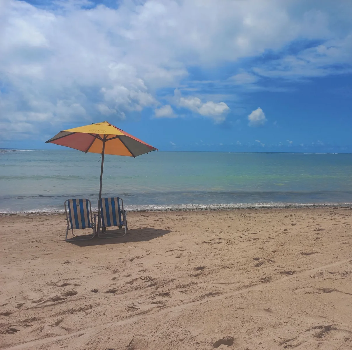Cadeiras e guarda-sol em praia de Maceió