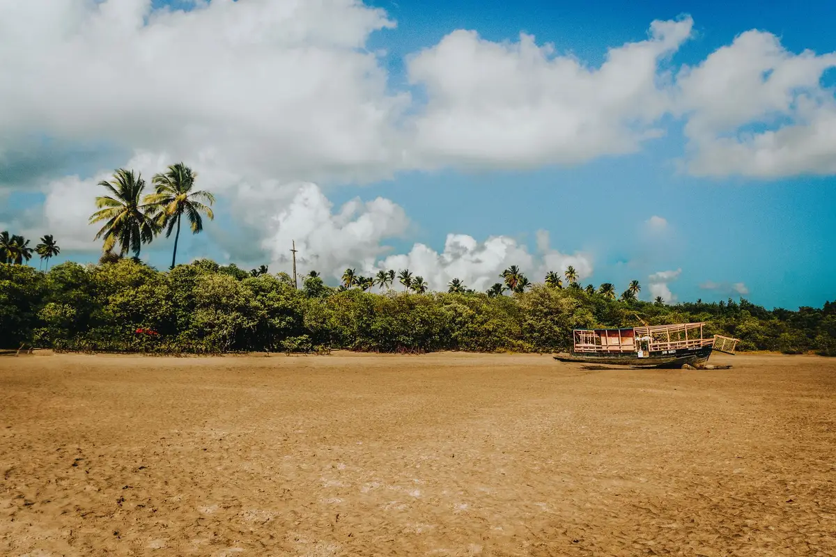 Barco em praia tropical, cenário da virada na Ilha de Itamaracá